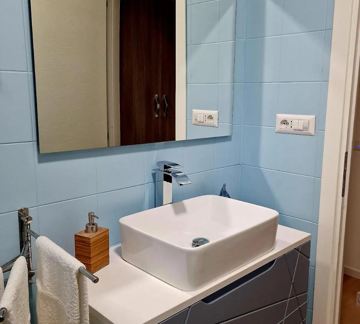 Naples Stay Inn - Close To Metro & All Connections Apartment